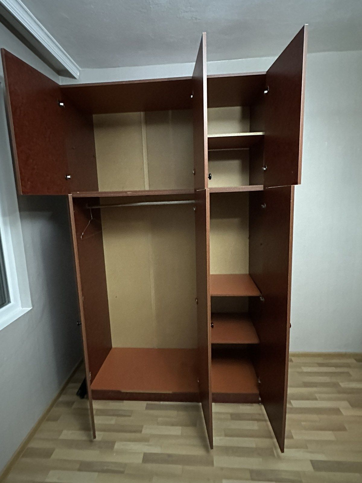 Трикрилен гардероб