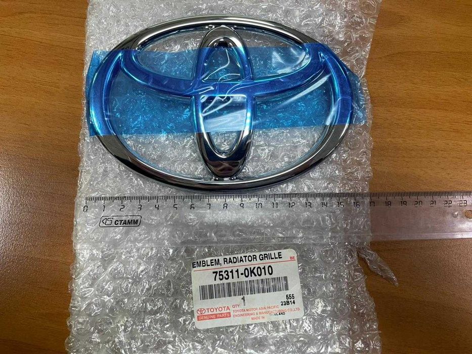 Эмблема на решетку радиатора Hilux Fortuner оригинал новая