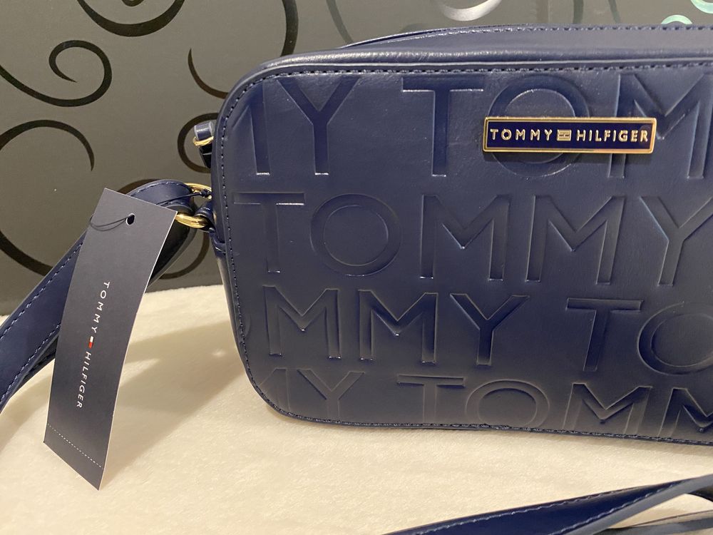 Tommy Hilfiger модерна и практична чанта, оригинална, нова с етикет