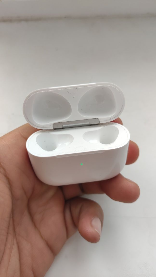 Продам оригинал кейс от airpods 3