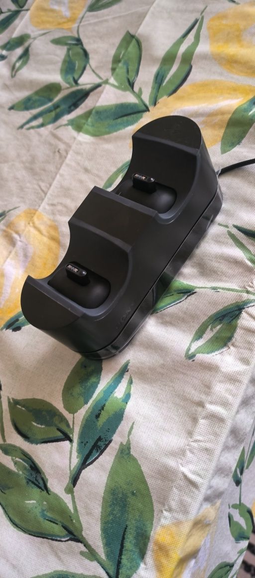 Продам зарядную станцию для джойстиков на PS4