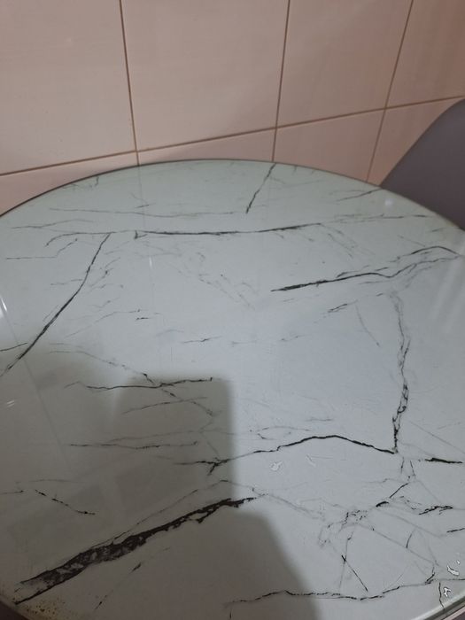 Masă de bucătarie,si 3 scaune