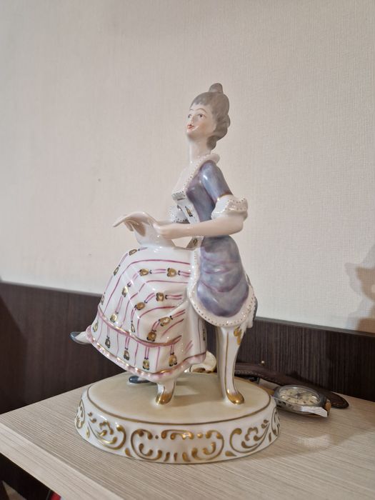 Прекрасна антикварна  унгарска порцеланова фигура Hollohaza