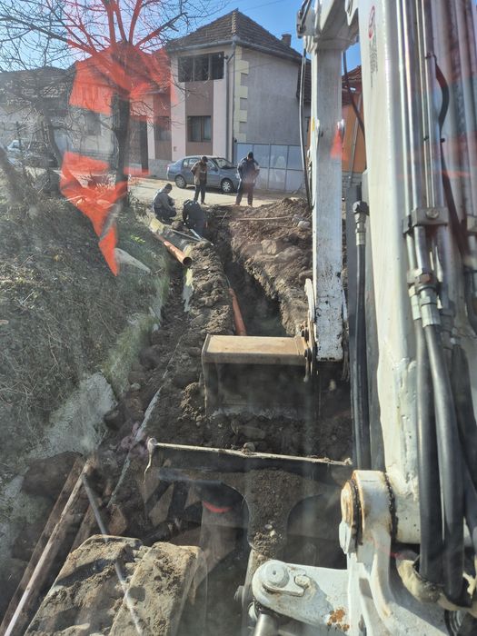 Inchiriez/Execut lucrări cu miniexcavator de 5 tone.