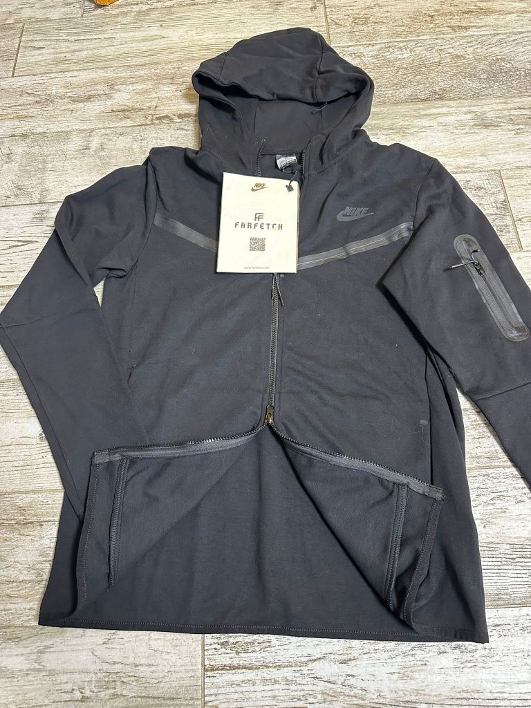 Vând trening nike tech negru