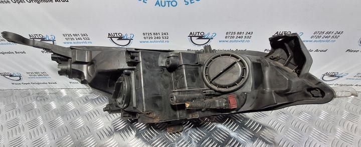 Far stanga fundal negru Opel Astra J Facelift