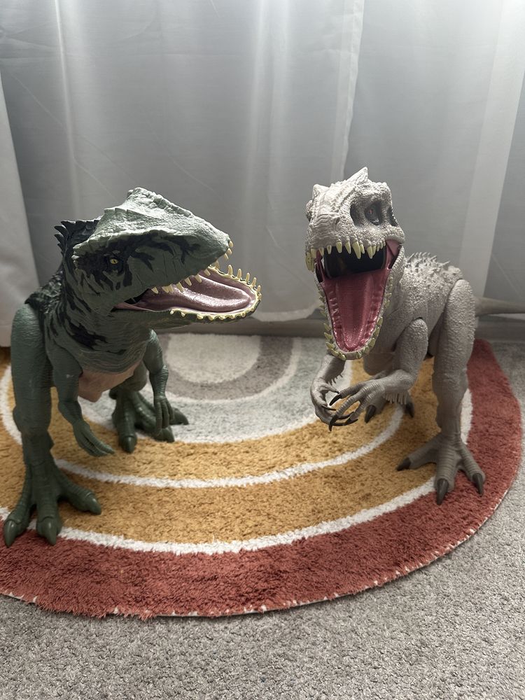 Мега гига огромни динозаври Indominus rex и гигантозавър