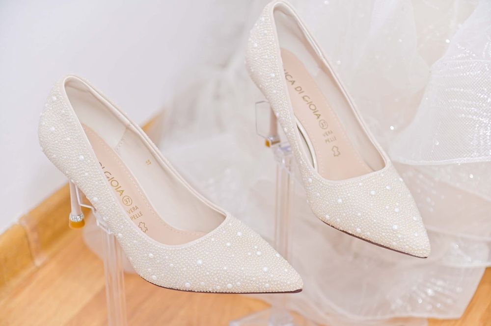 Rochie mireasa, pantofi, halat de mireasa