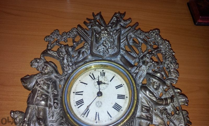 Френски каминен часовник изобразен с орнаменти.