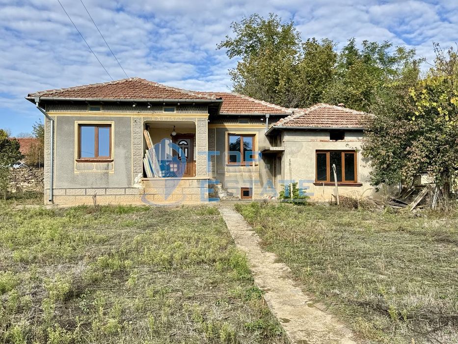 Тухлена къща с кладенец и допълнителна постройка в село Долна Липница