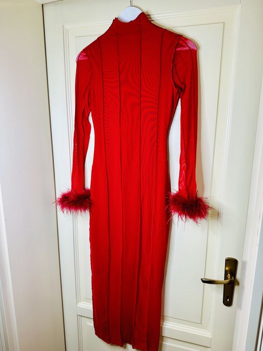 Rochie roșie superbă cu pene