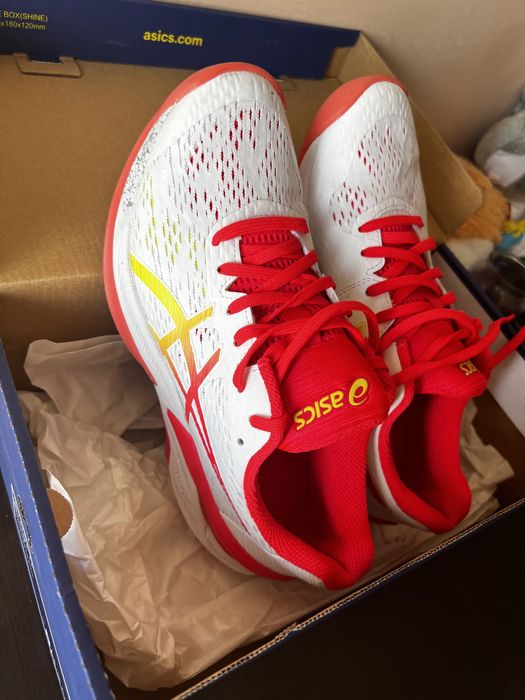 Маратонки Asics,без никакви забележки.Носени са веднъж
