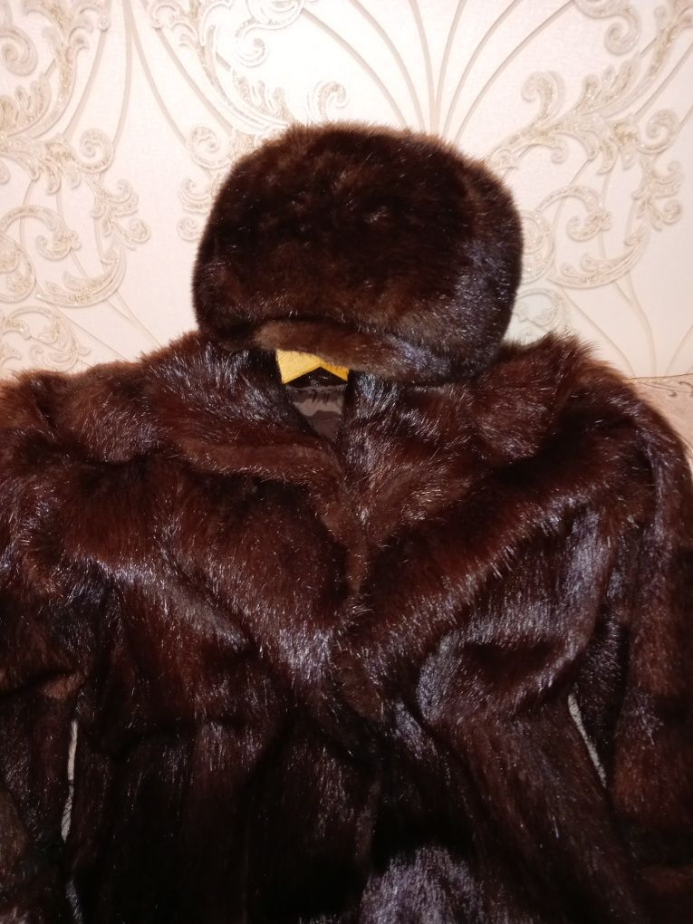 Продам шубу женскую нутрия  50-52 р.и шапку норка 56 р