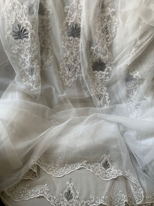 Перде с бродерия широко 2.9 м дълго 2.65 м