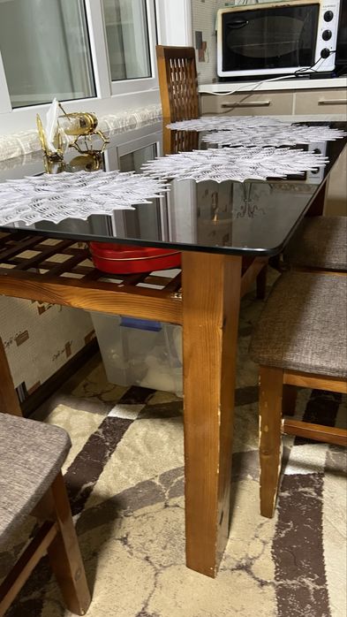 Продаётся стол и 4 стула для кухни