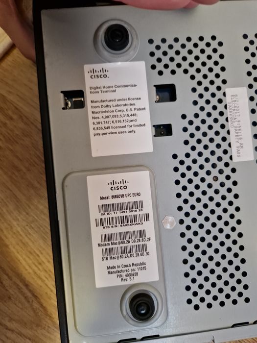 Dispozitivul este un receptor TV digital set top box marca Cisco