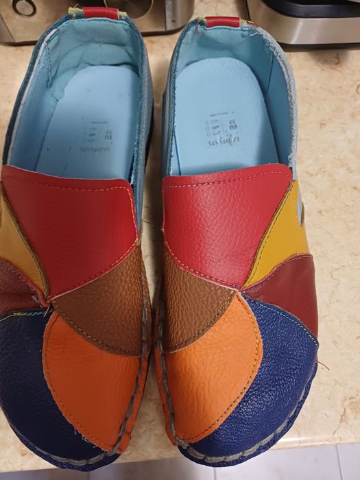 Vând pantofi noi lucrați manual