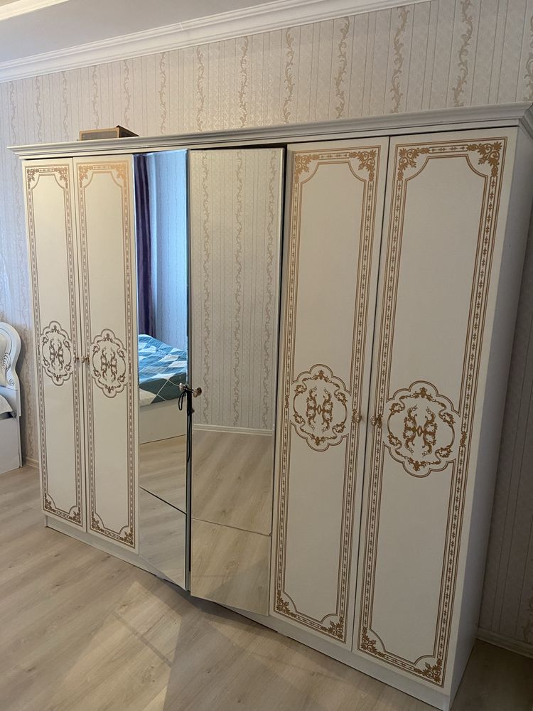 Диван и шкаф, мебель