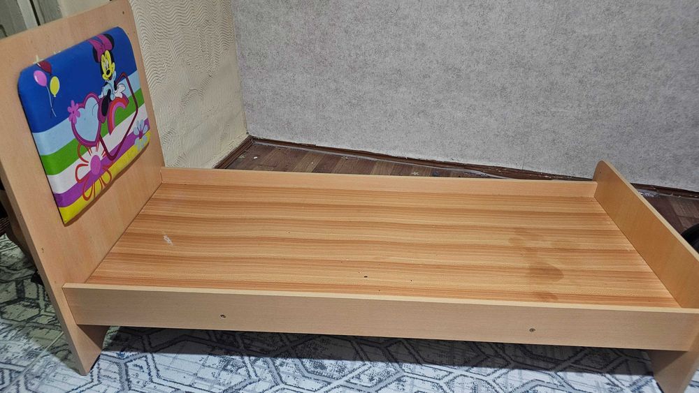 Детская кровать и автокресло