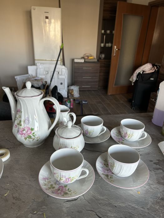 Сервиз за кафе - чаши, чинийки, канички, захарница