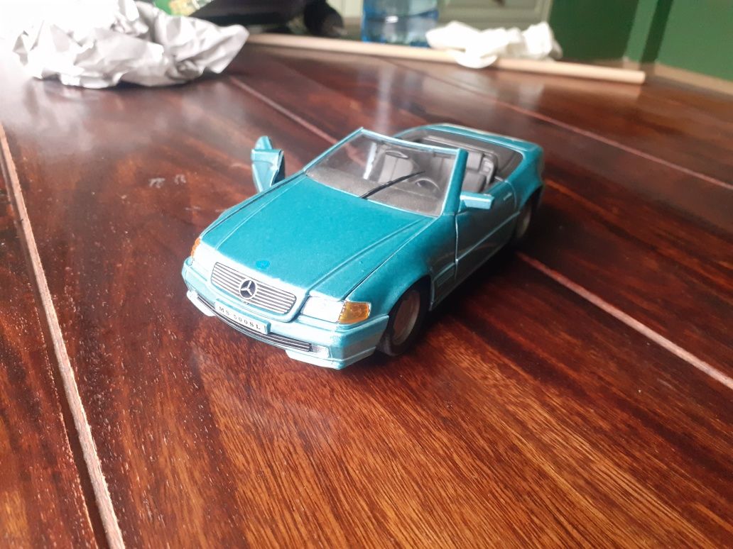 Модел 1/24 Mercedes Benz 500SL