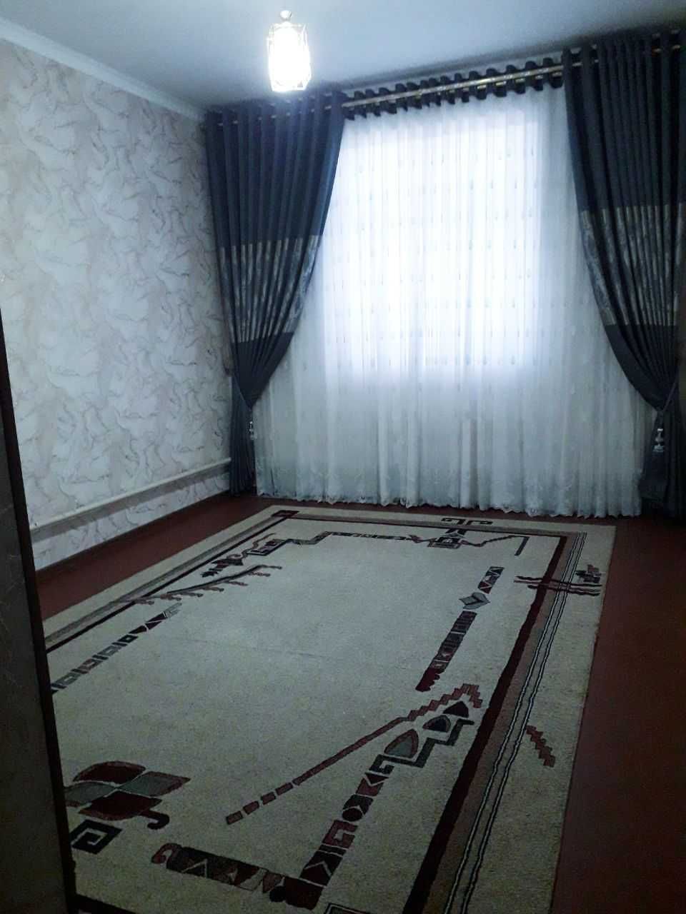 10 sotixda, 8 ta xona ( 2 ta tarafda 4 tadan) 2ta oshxona 2ta san uzel