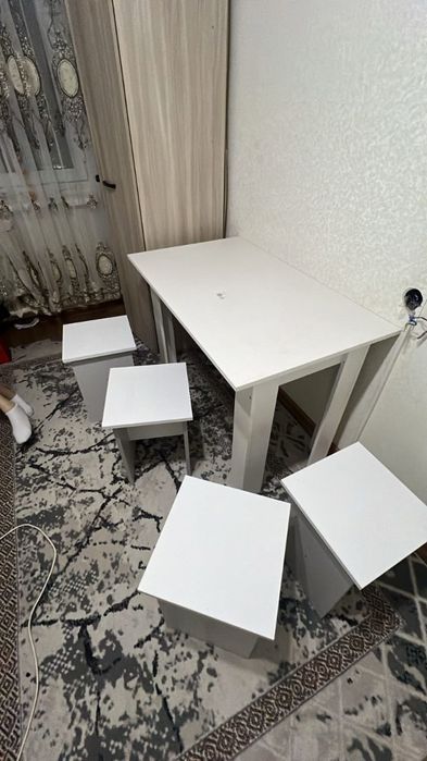 Стол для кухни новый табуретками