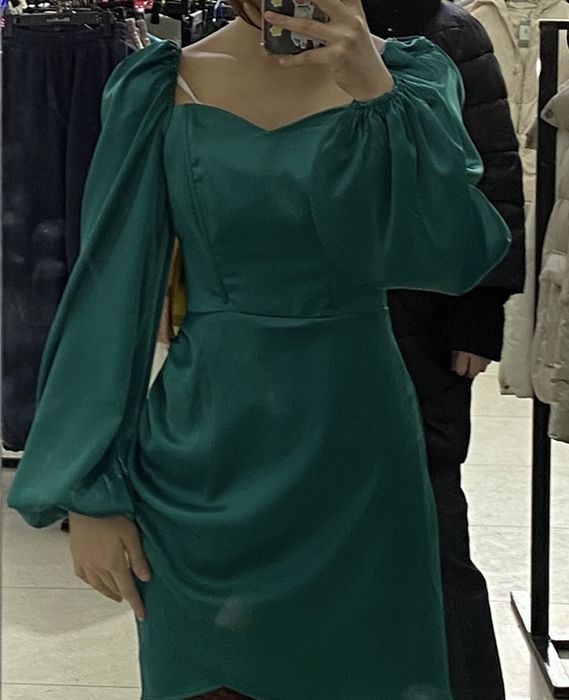 Платье атласное изумрудное