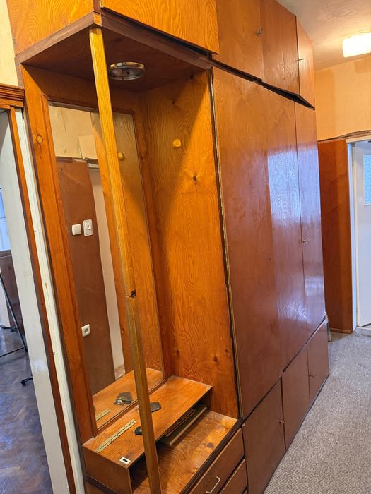 Двукрилен гардероб с надстройка