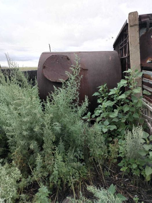 Продается емкость чистая, сухая не гнилая