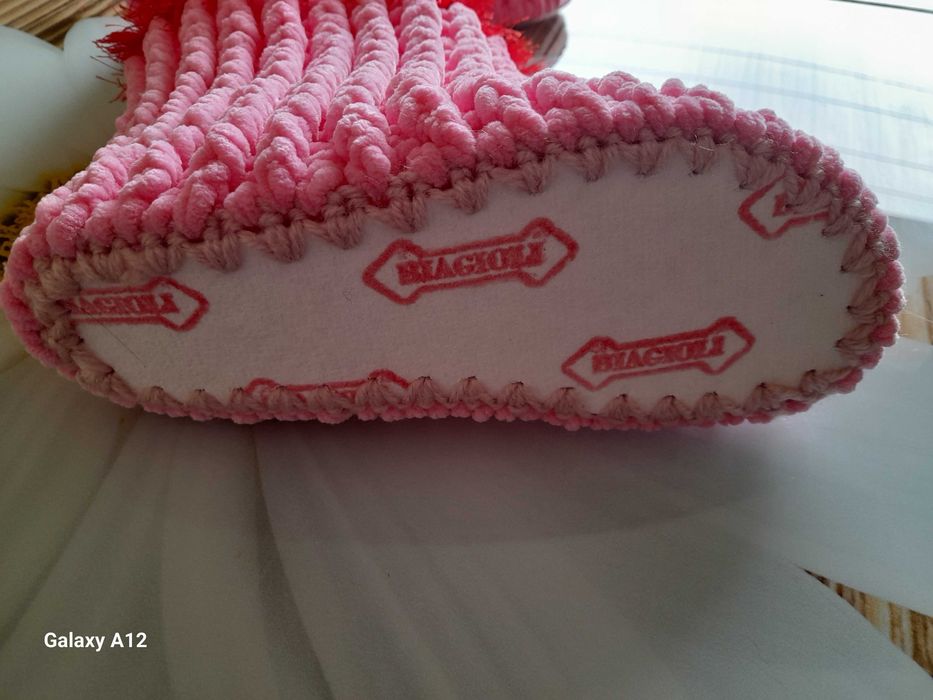 Топли  терлици чорапки и ботушки от плюшена прежда.