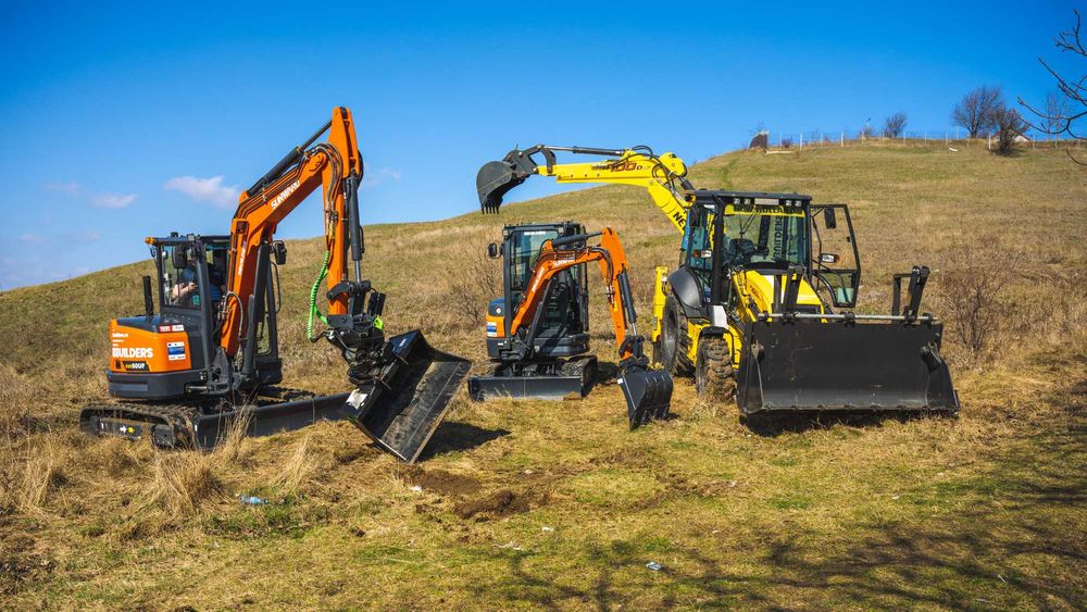 Închiriez utilaje - Buldoexcavator , Excavator - Midi 6T ,  Mini 2T