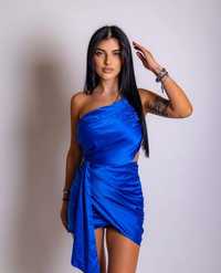 Къса синя сатенена рокля