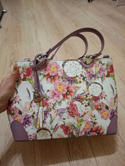 Опигинална дамска чанта есеттнвена кожа 60 лв.