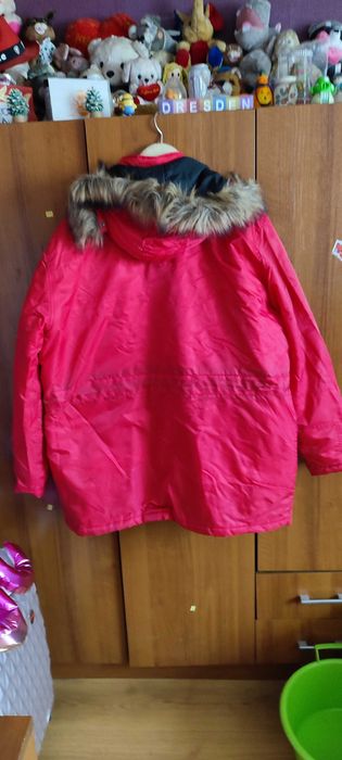 Мъжко зимно яке със стягащи връзки и сваляща се качулка