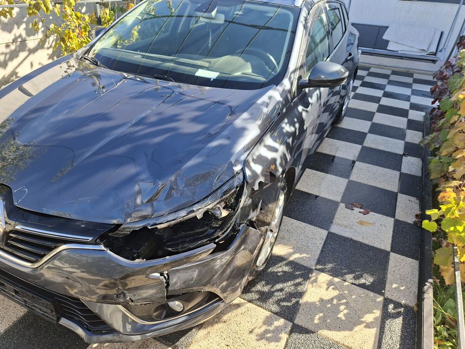 Vând Renault Megan 4 2017 avariat