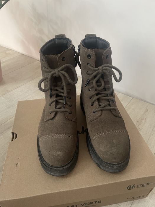 Продам женские ботинки