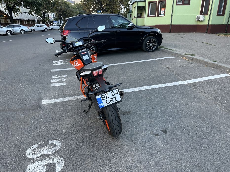 - KTM DUKE 390 -