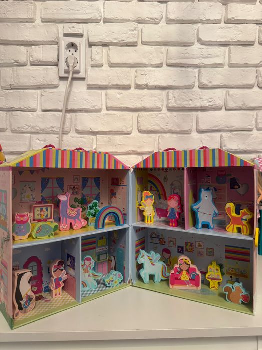 Кутия тип къщичка за игра с дървени фигурки, феи, дъги, еднорози.