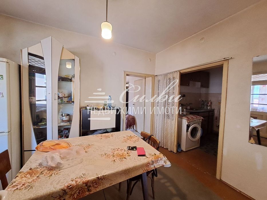 Етаж от двуетажна ТУХЛЕНА къща на плоча – кв. Военно училище.