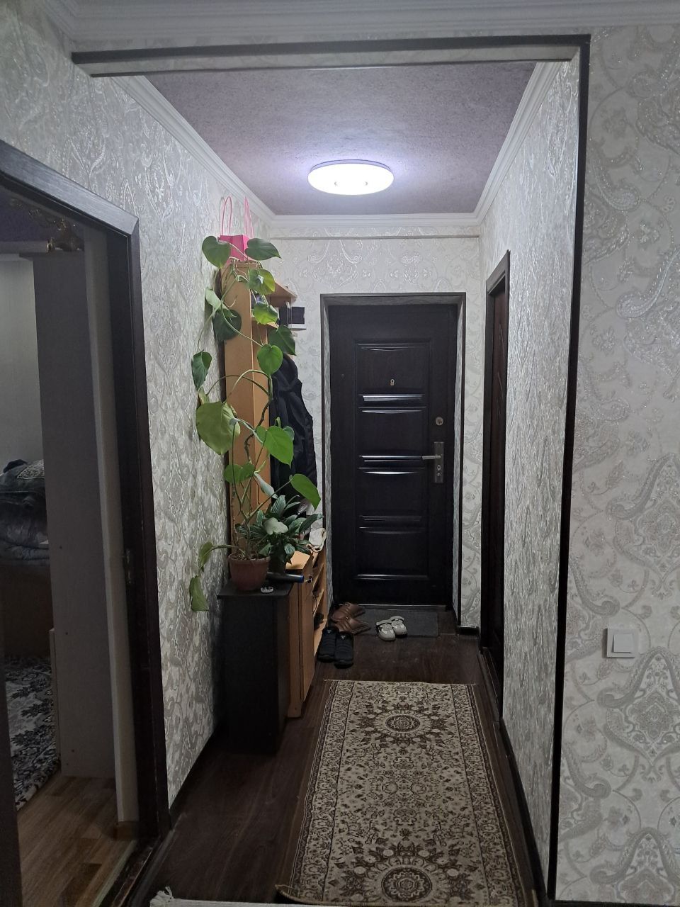Uy sotiladi radugada karzinkani orqa tarafida 2 dom  3 xonali 3 etajda