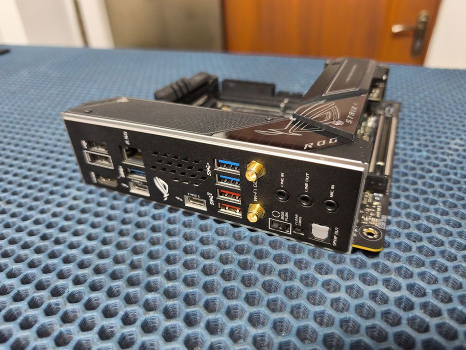 Продам asus strix z690-i wifi ddr5