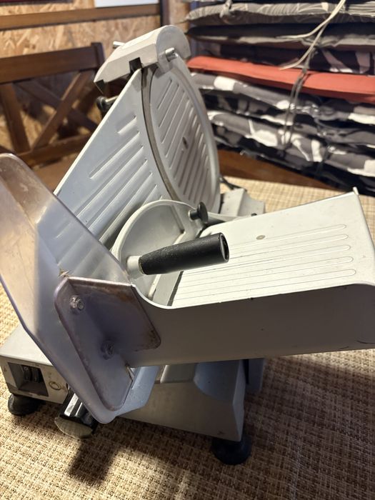 Професионална колбасо резачка.