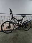 Bicicleta mountain bike neagra