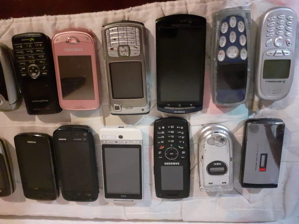 Lot 16 telefoanele vintage