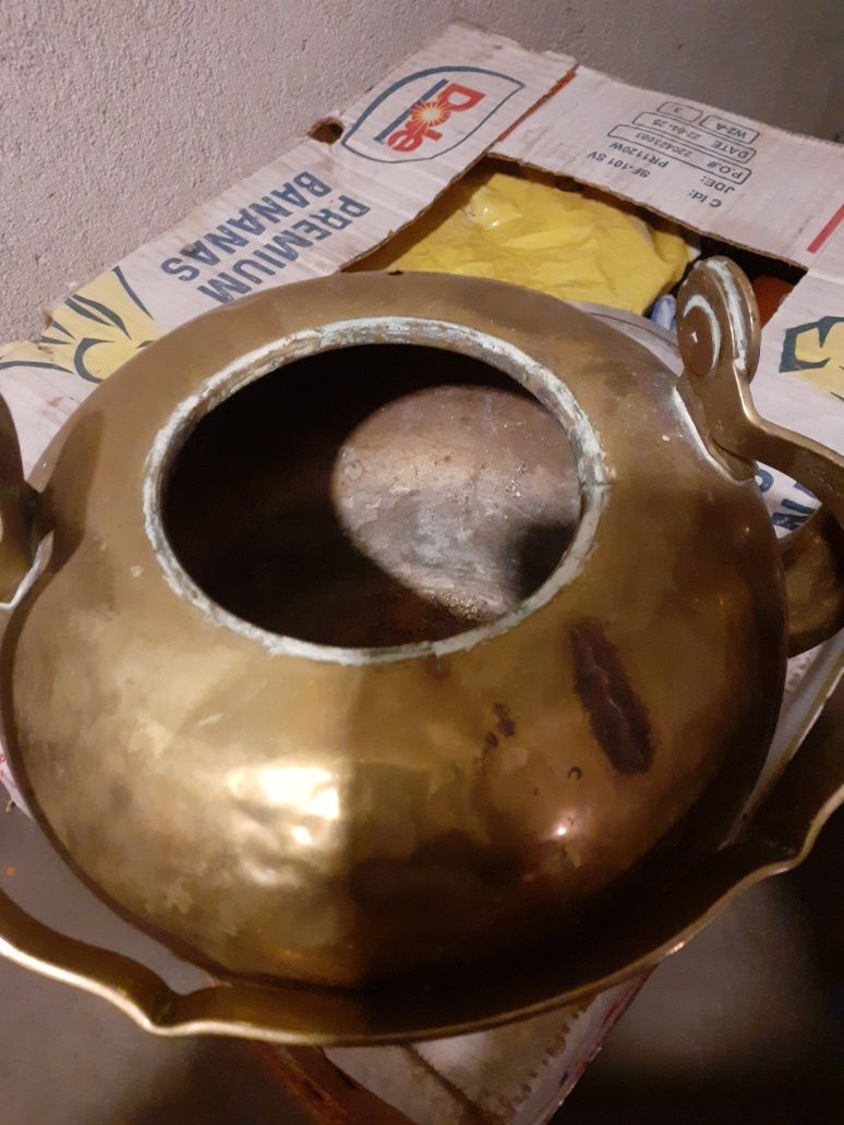 Меден чайник и масивна бронзова кана