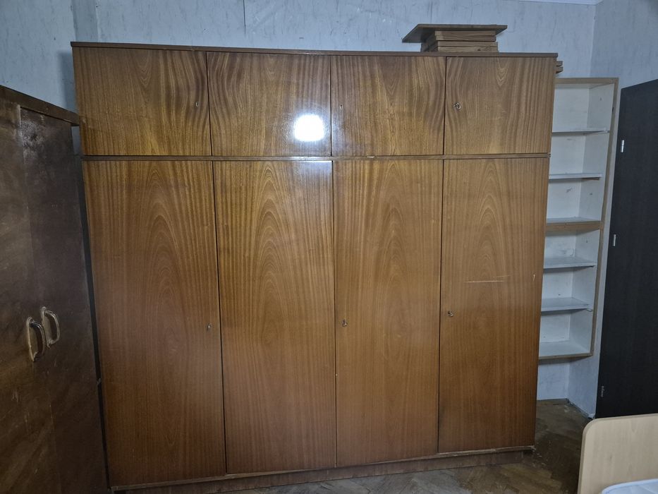 Дървен гардероб с 4 крила