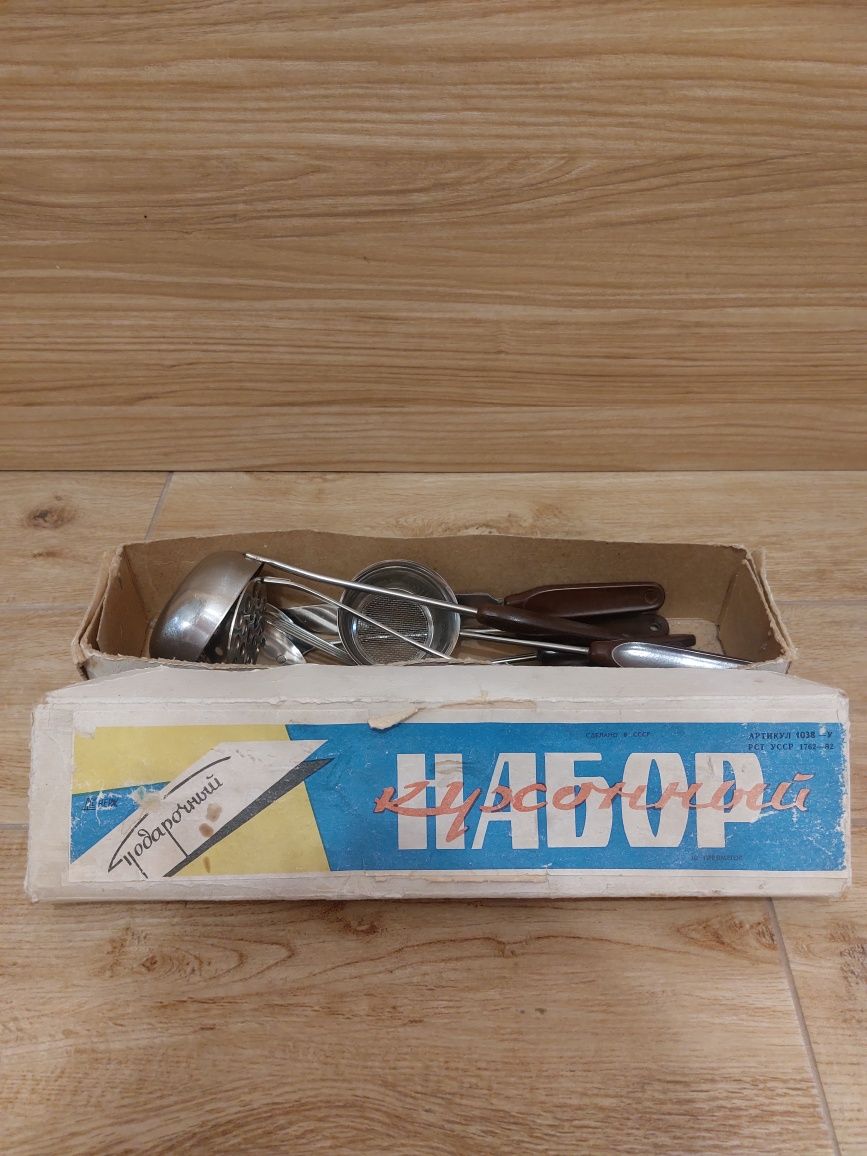 Кухненски набор - чисто нов, руски.