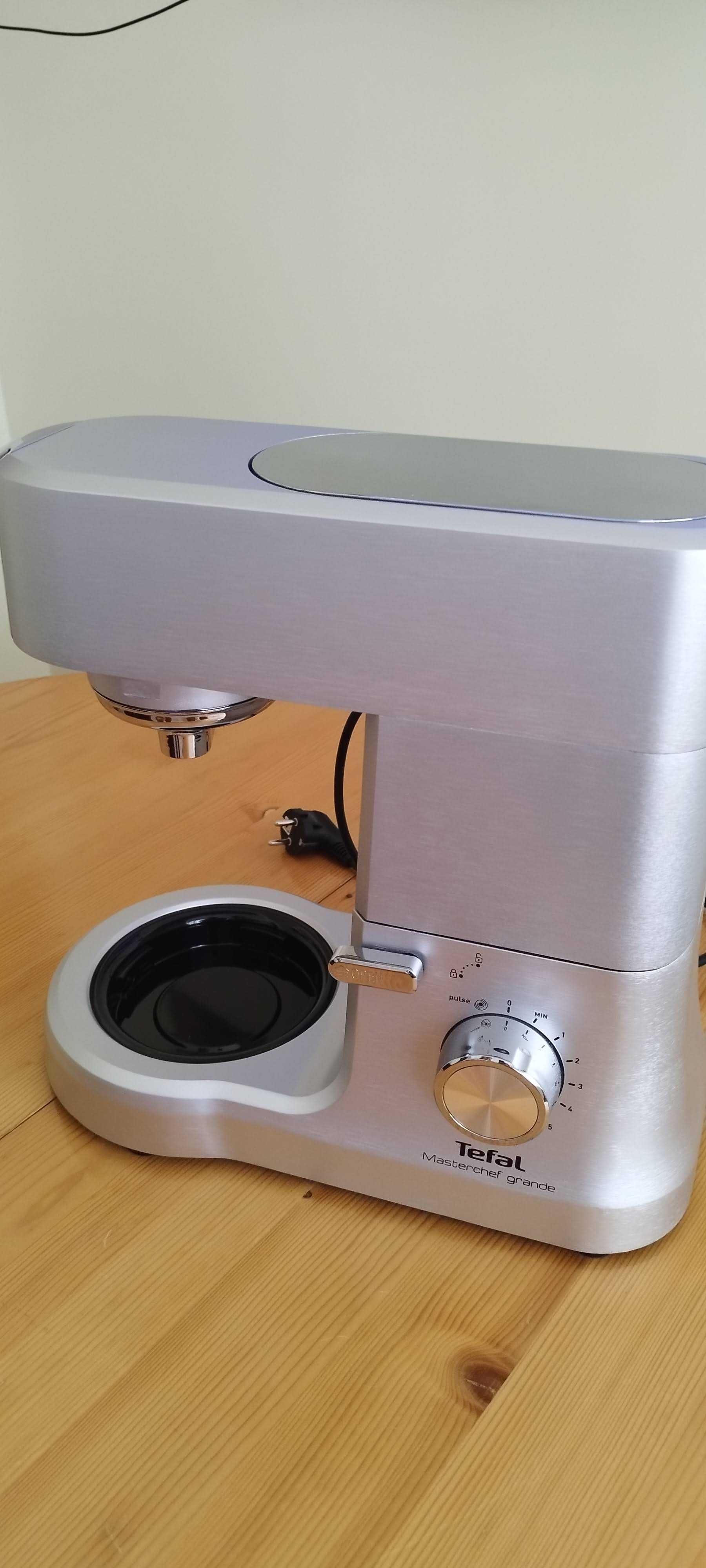 Продавам кухненски робот TEFAL MASTERCHEF GRANDE QB813D38, 1500 W.