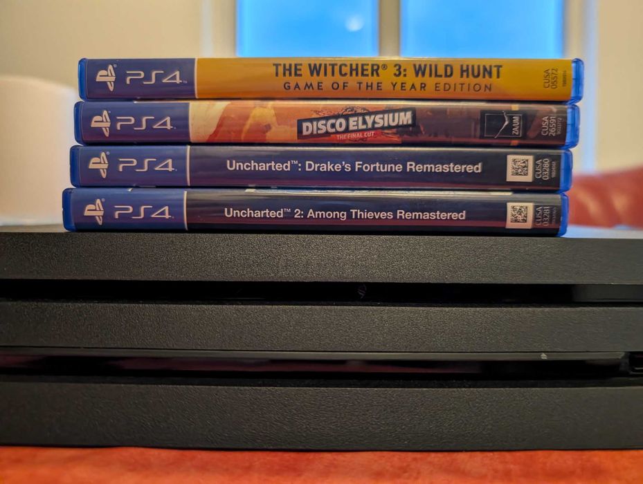 PS4 Pro + 2 controllere + 4 jocuri + thumbsticks metal